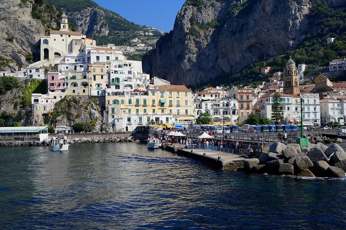 Amalfi mit dem Hafen und den steilen Hängen der Amalfiküste
