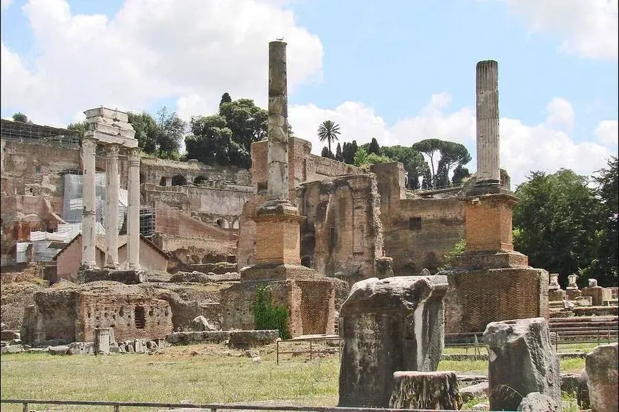 Antike Säulen im Forum Romanum vor dem Palatin