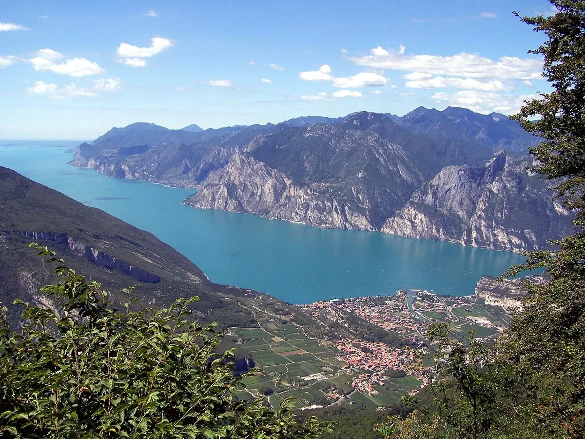 Blick auf den nördlichen Gardasee mit seinen Bergufern