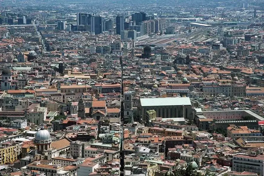 Blick auf die Straßenschneise Spaccanapoli in der Altstadt von Neapel