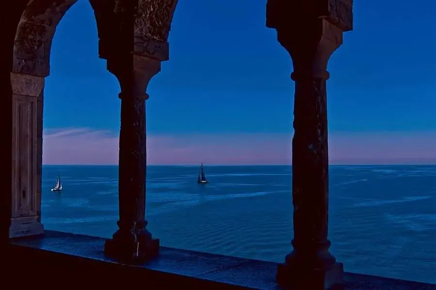 Blick durch die Steinbögen der Kirche San Pietro in Portovenere