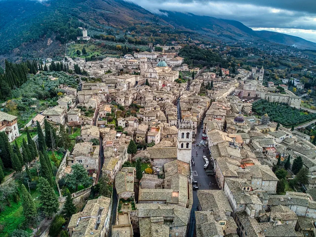 Blick über die Hügelstadt Assisi in Umbrien