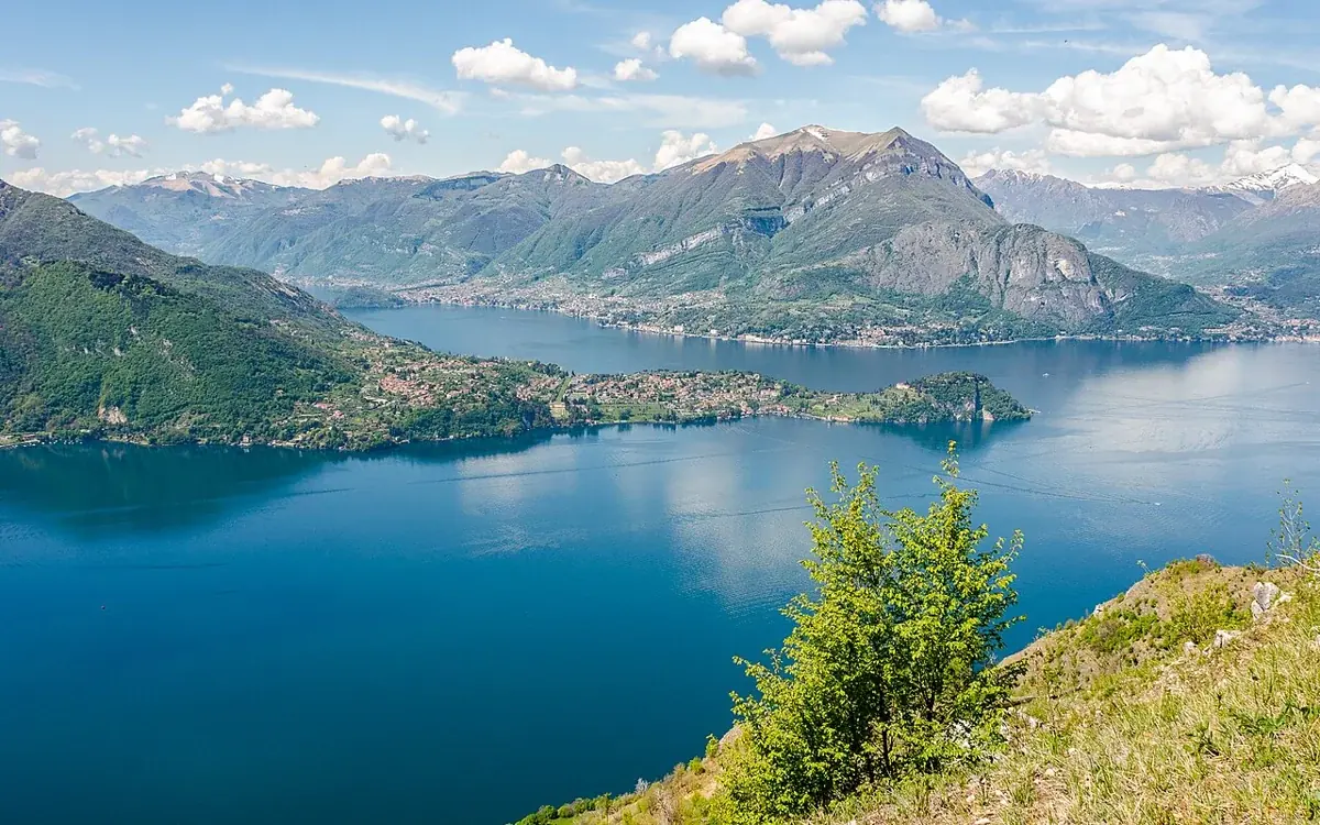 Blick vom Sentiero del Viandante auf den Comer See