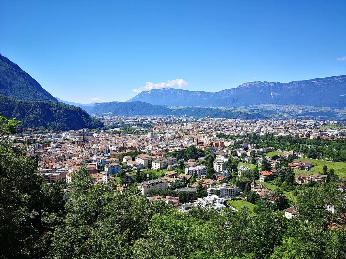 Bozen und die umliegenden Berge von der Oswaldpromenade aus