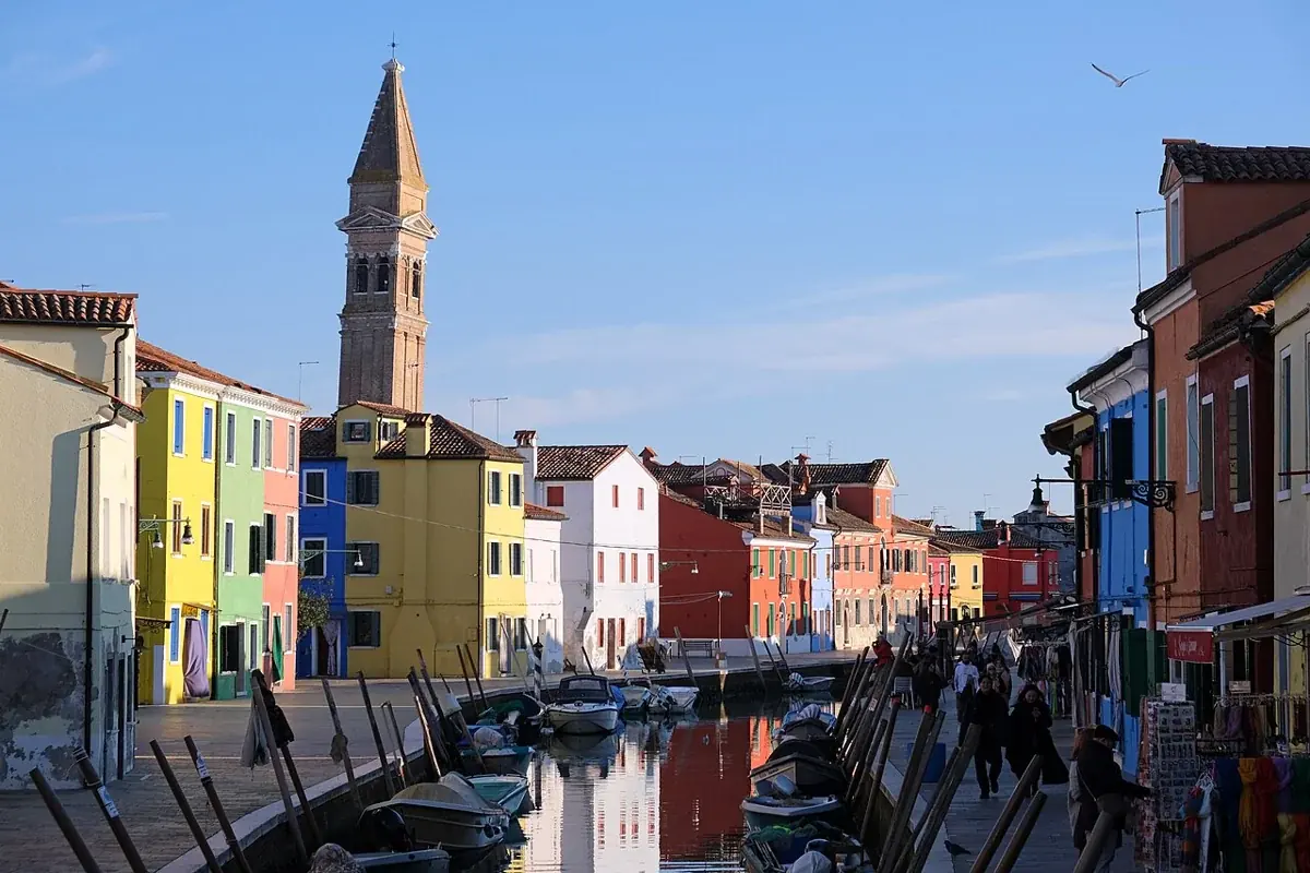 Bunte Häuser am Kanal Rio Giudecca auf Burano