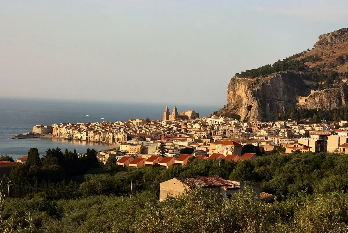 Cefalù an der Küste vor seinem markanten Felsen