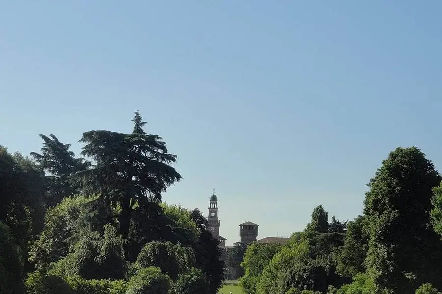 Das Castello Sforzesco hinter den Grünanlagen des Parco Sempione