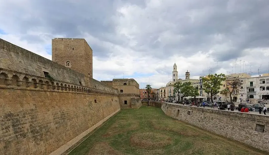Das Castello Svevo vor der Altstadt von Bari