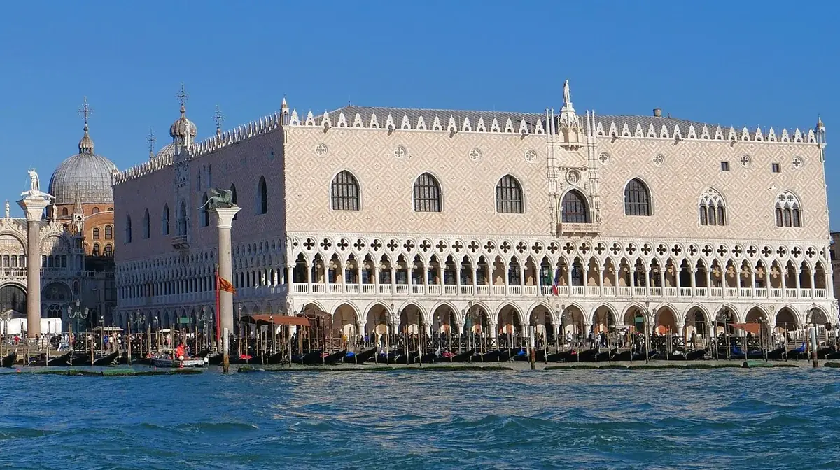 Der Dogenpalast und die Piazzetta San Marco vom Wasser aus