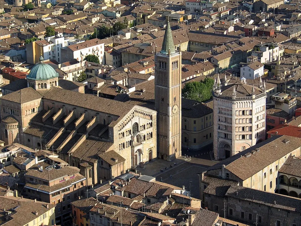 Der Dom und das Baptisterium von Parma aus der Luft
