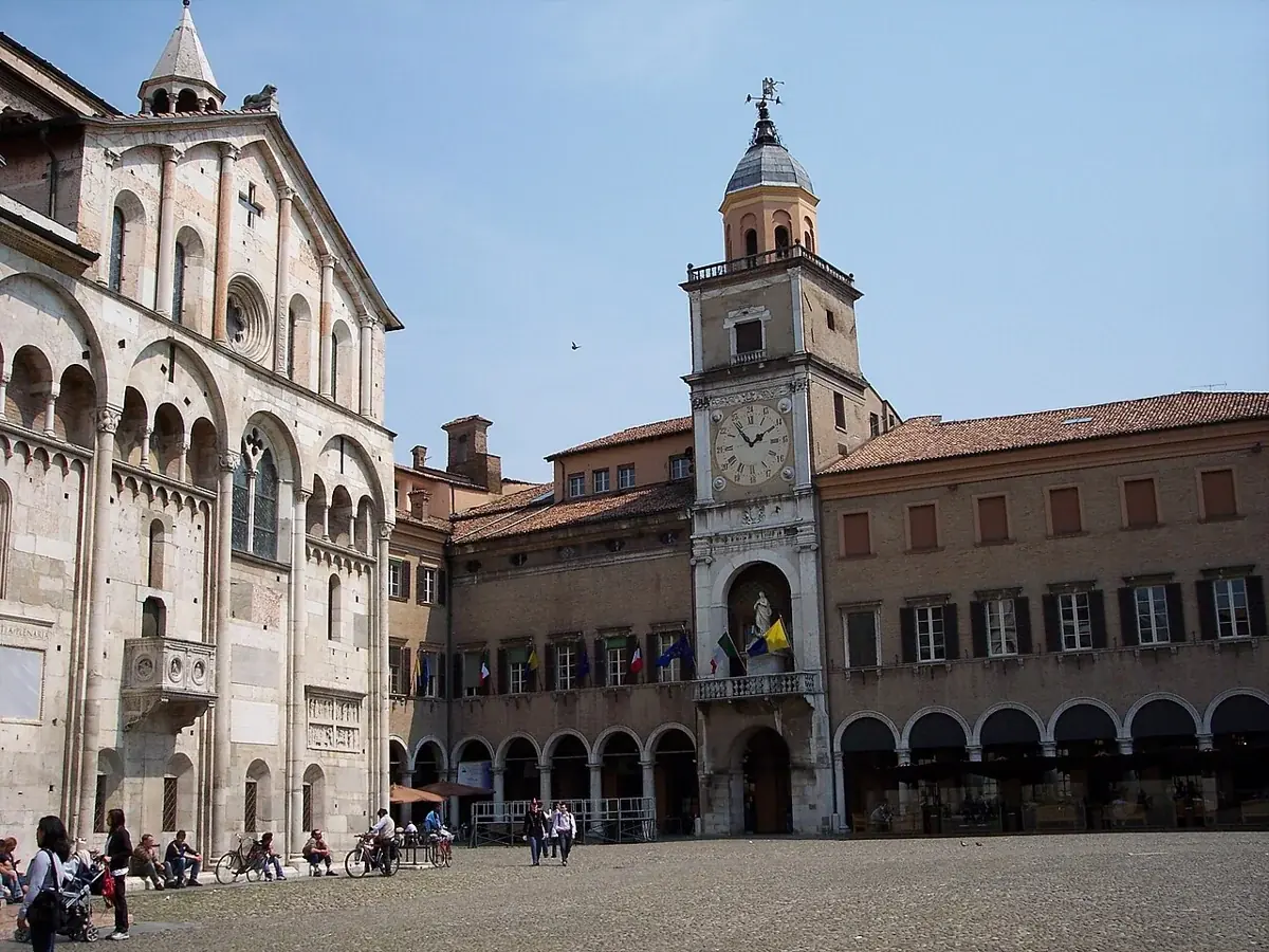 Der Dom und das Rathaus an der Piazza Grande in Modena
