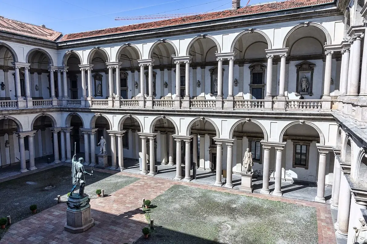 Der Innenhof der Pinacoteca di Brera mit Arkaden und Bronzestatue
