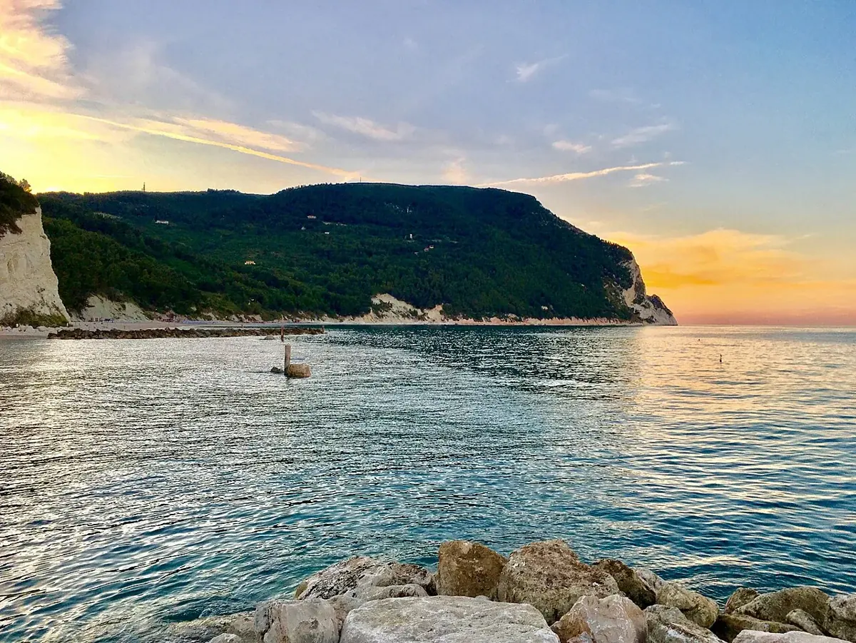 Der Monte Conero an der Adriaküste bei Sonnenuntergang