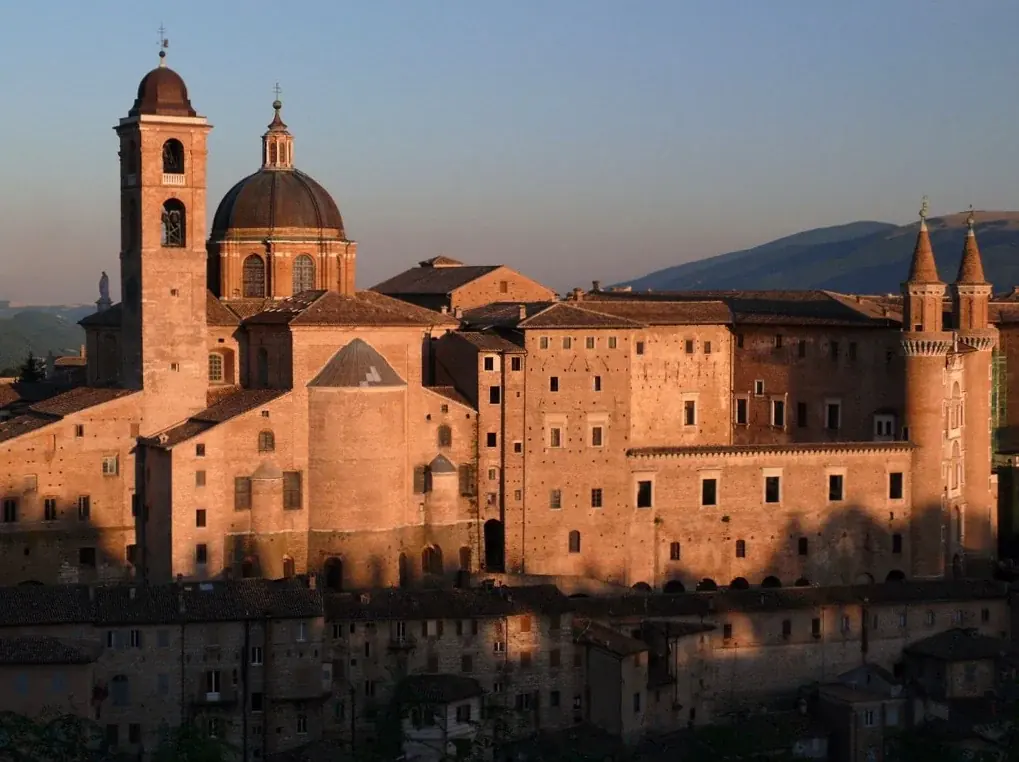 Der Palazzo Ducale in Urbino im Abendlicht