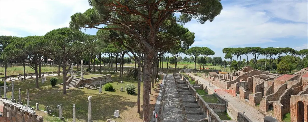 Der Platz der Korporationen in Ostia Antica, vom Theater gesehen