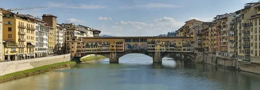 Der Ponte Vecchio in Florenz vom westlichen Arnoufer aus