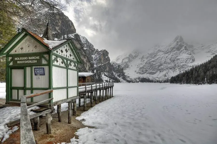 Der Pragser Wildsee zwischen den Bergen Südtirols
