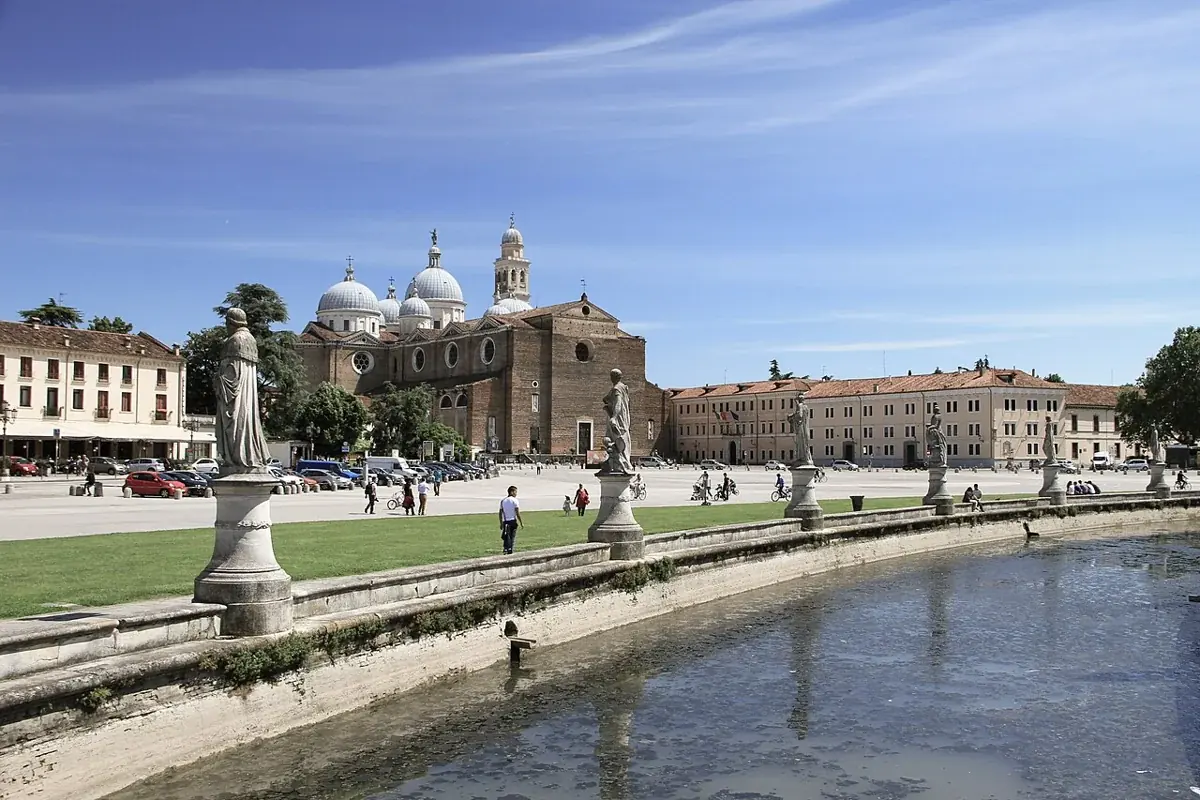 Der Prato della Valle in Padua mit Kanal und Statuen