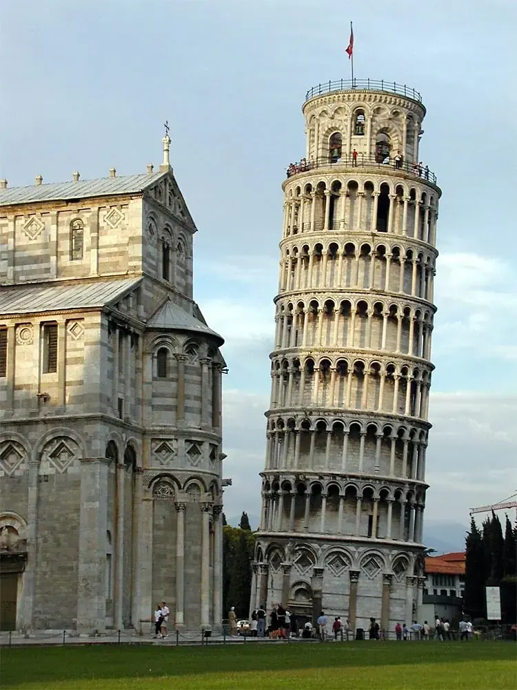 Der Schiefe Turm von Pisa neben dem Dom