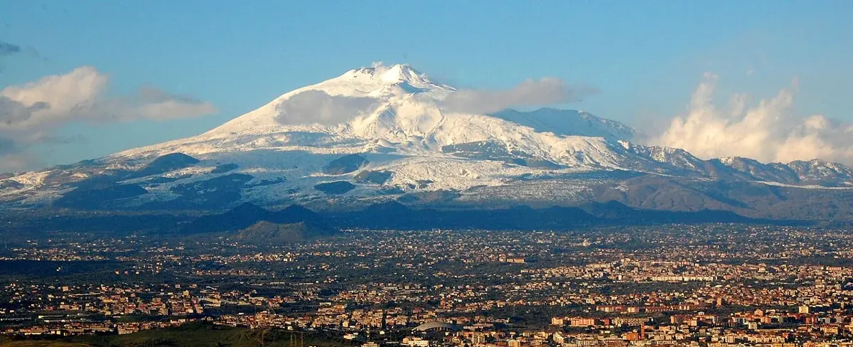 Der schneebedeckte Ätna über Catania auf Sizilien