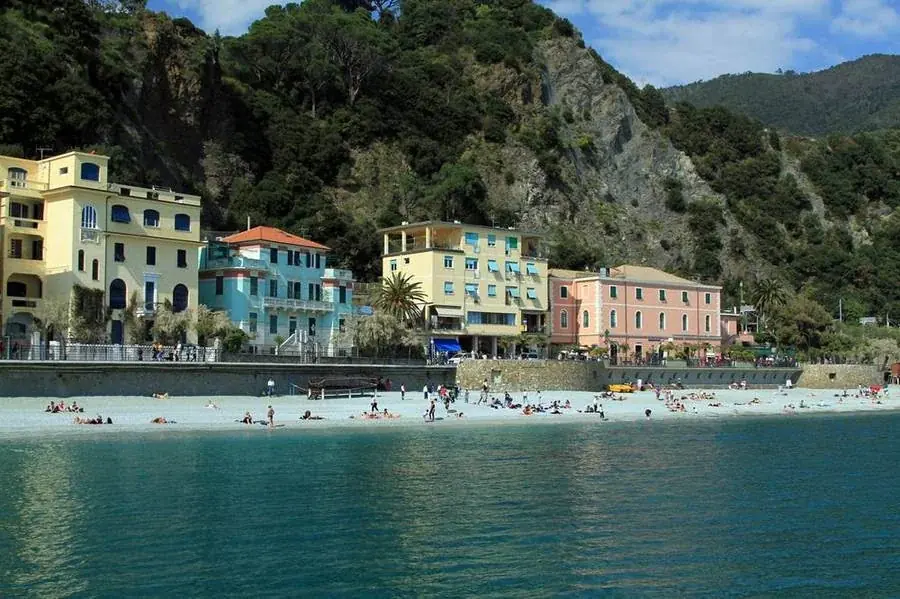 Der Strand von Monterosso al Mare in den Cinque Terre