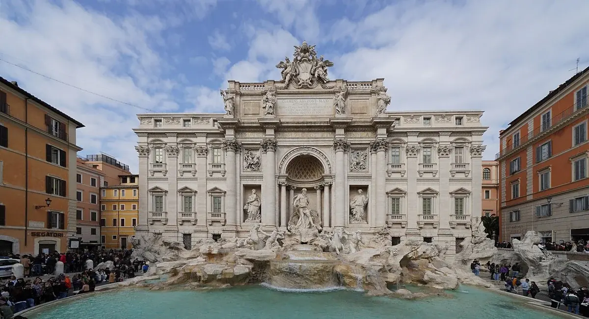 Der Trevi-Brunnen mit seinem Wasserbecken und der Palastfassade