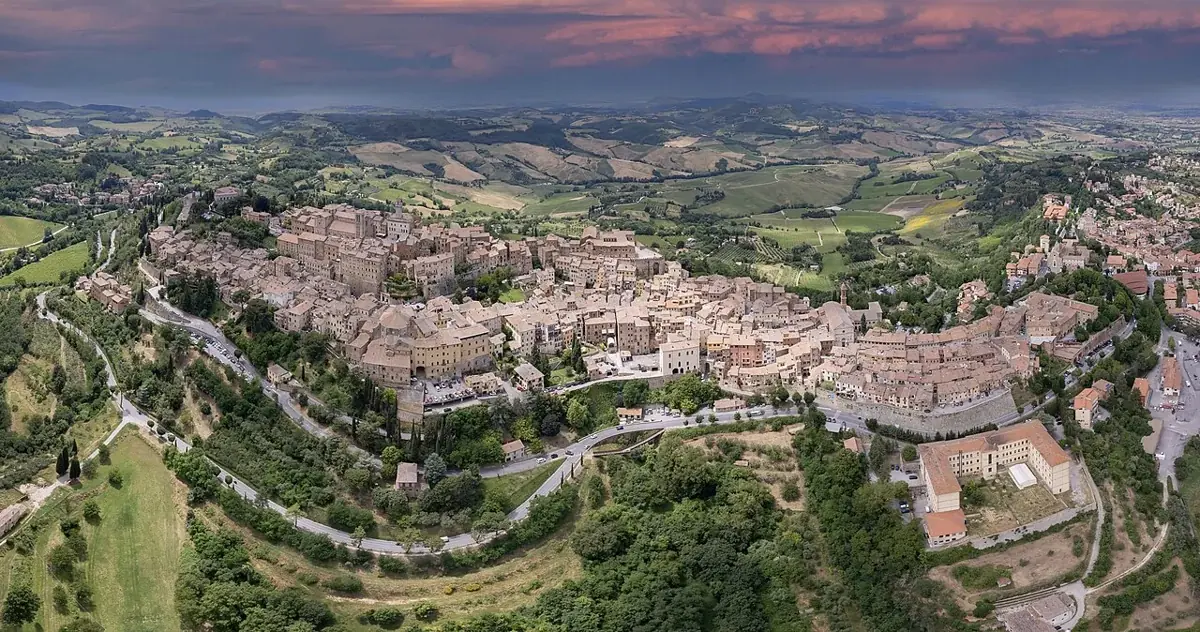 Die Altstadt von Montepulciano auf ihrem Hügel