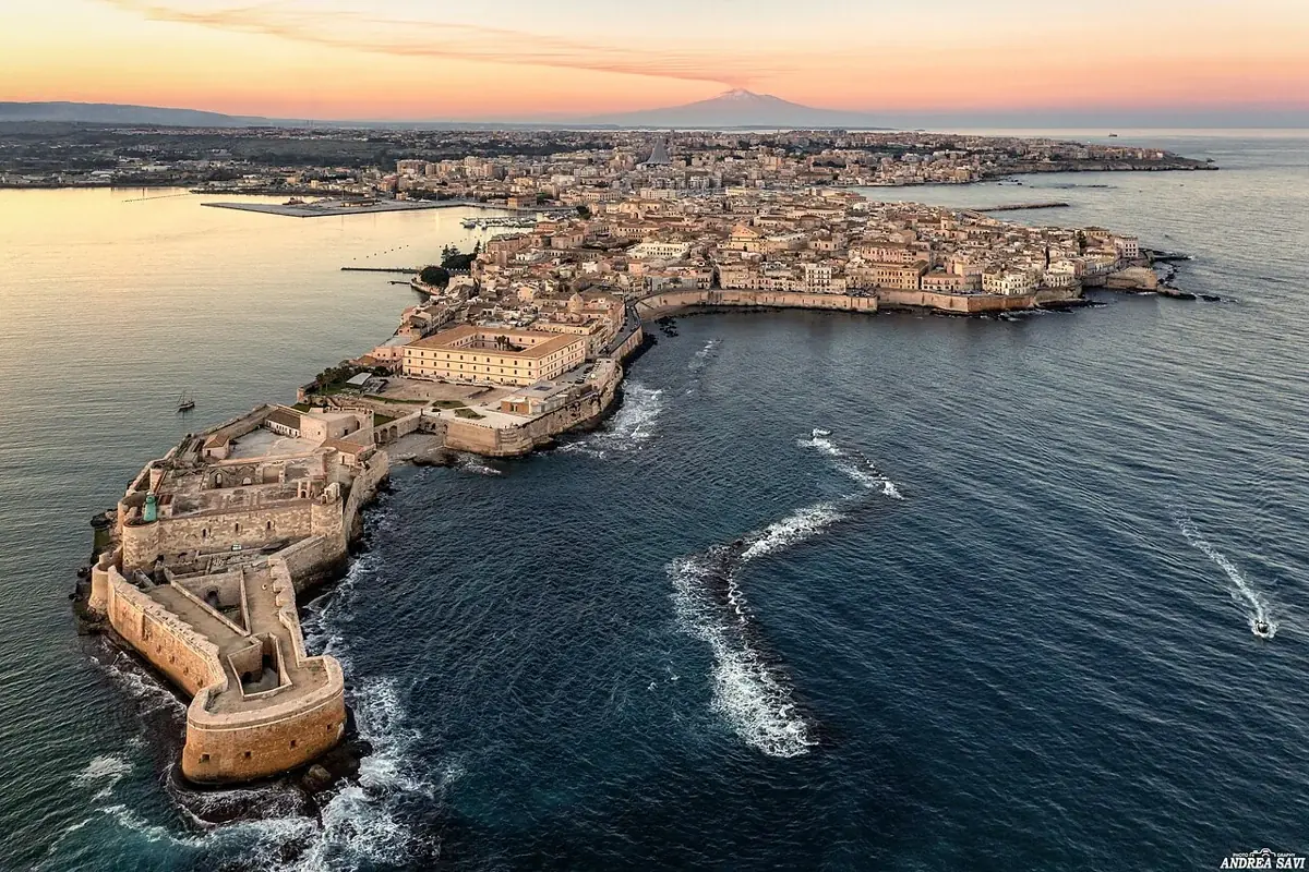 Die Altstadtinsel Ortigia in Syrakus bei Sonnenuntergang