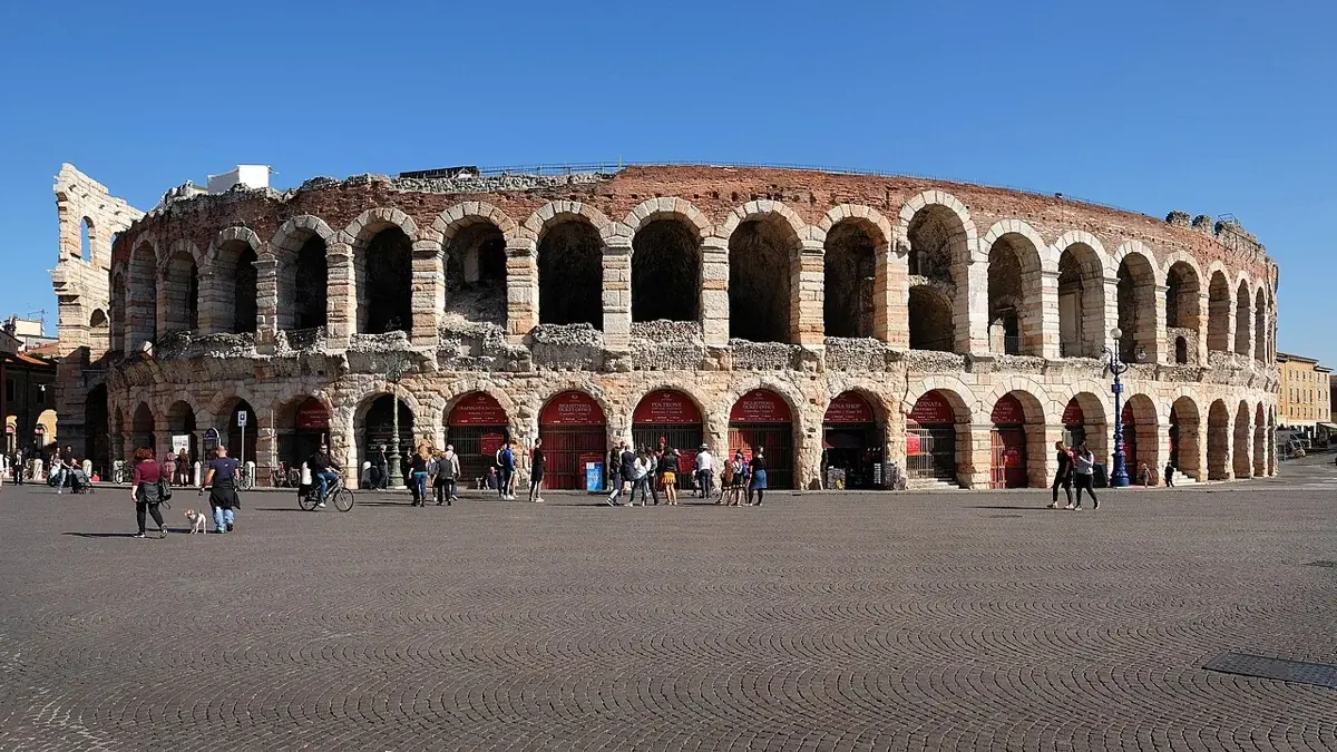 Die Arena von Verona mit ihren antiken Arkaden