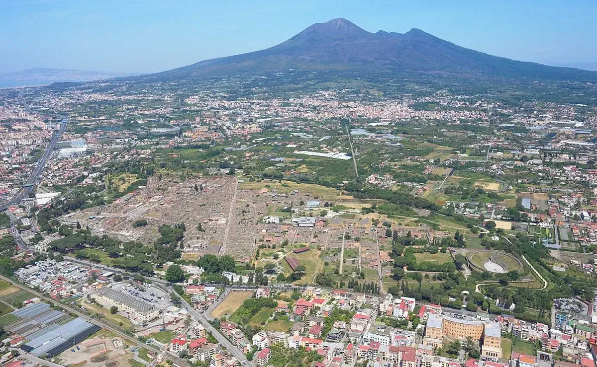 Die Ausgrabungsstätte Pompeji mit dem Vesuv im Hintergrund