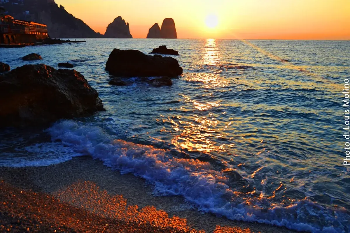 Die Faraglioni-Felsen vor Capri bei Sonnenaufgang
