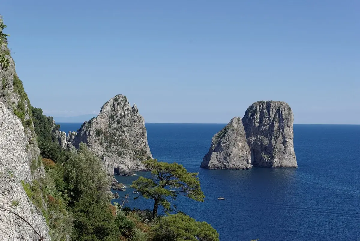 Die Faraglioni-Felsen vor der Küste von Capri