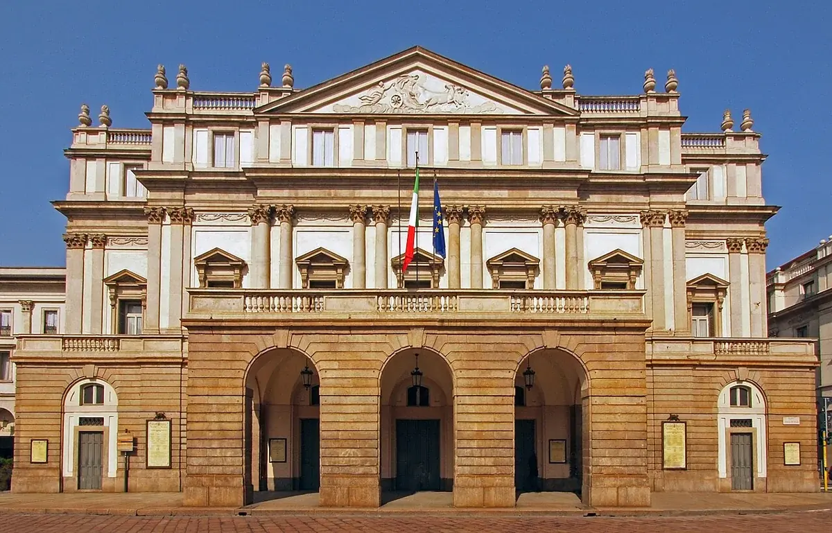 Die Fassade des Teatro alla Scala in Mailand