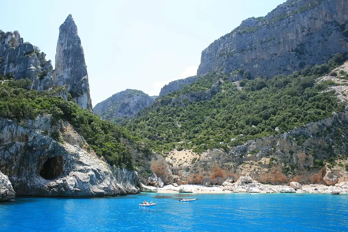 Die Felsbucht Cala Goloritzè an der Küste Sardiniens