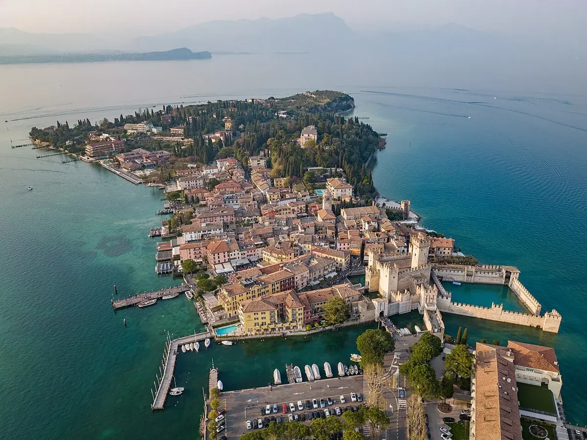 Die Halbinsel Sirmione und die Scaligerburg aus der Luft