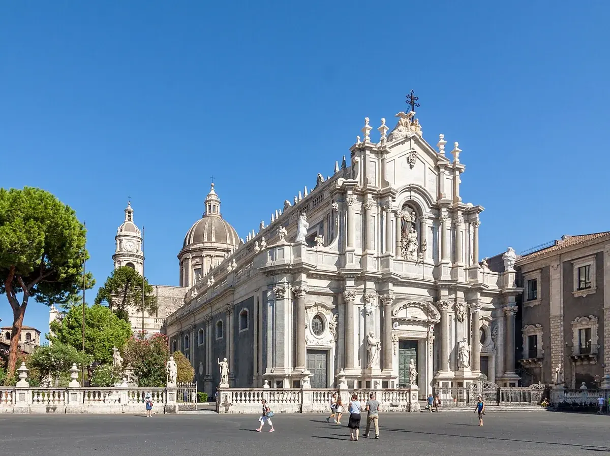 Die Kathedrale Sant’Agata an der Piazza del Duomo in Catania