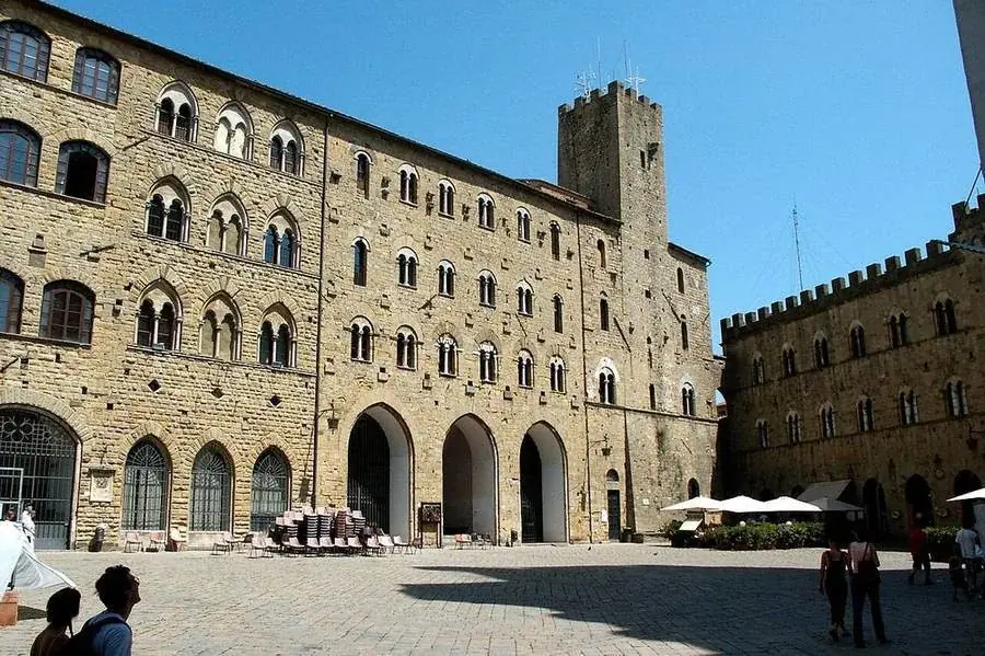 Die mittelalterlichen Paläste an der Piazza dei Priori in Volterra