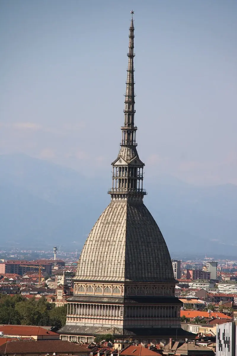 Die Mole Antonelliana über den Dächern von Turin