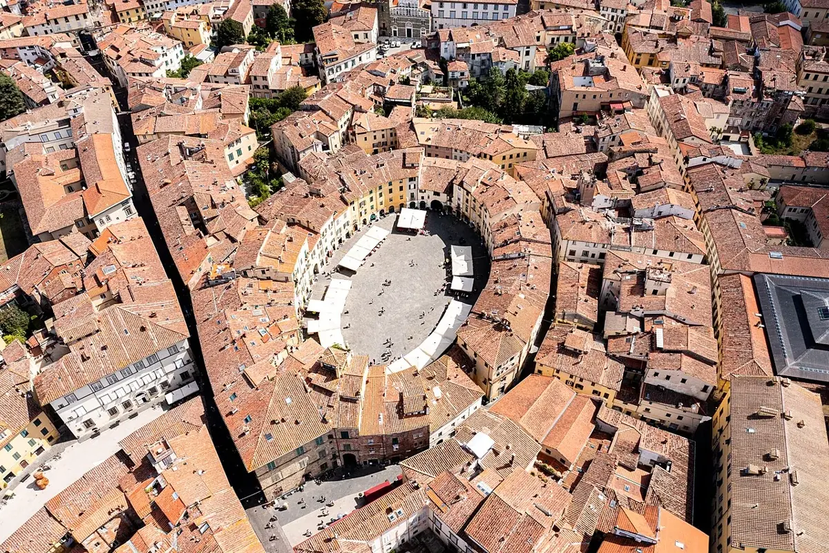 Die ovale Piazza dell’Anfiteatro in der Altstadt von Lucca