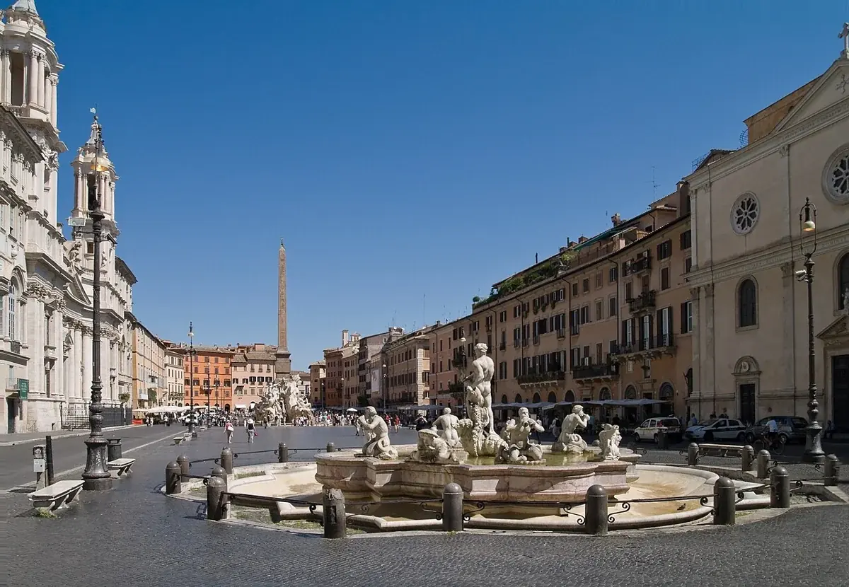 Die Piazza Navona mit Brunnen und barocken Fassaden