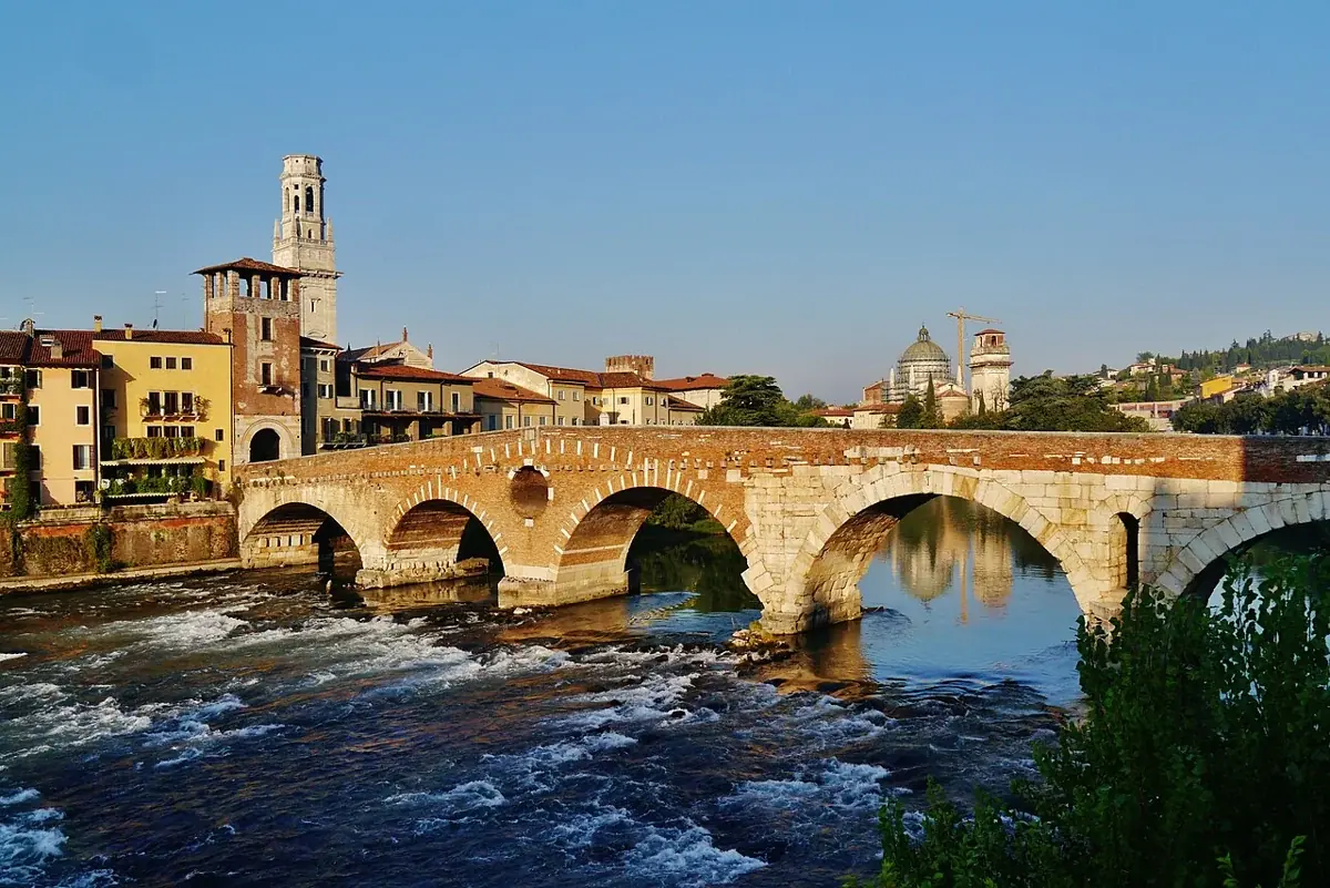 Die Ponte Pietra über der Etsch in Verona
