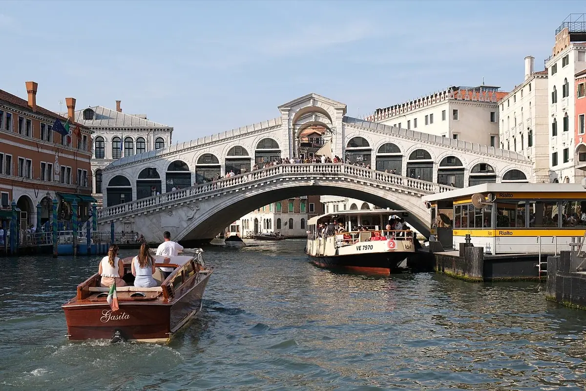 Die Rialtobrücke über dem Canal Grande bei Tageslicht