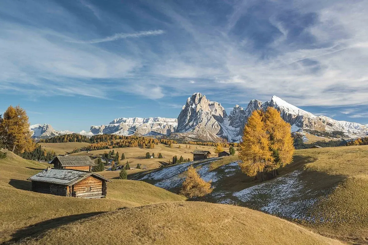 Die Seiser Alm im Herbst vor den Dolomiten