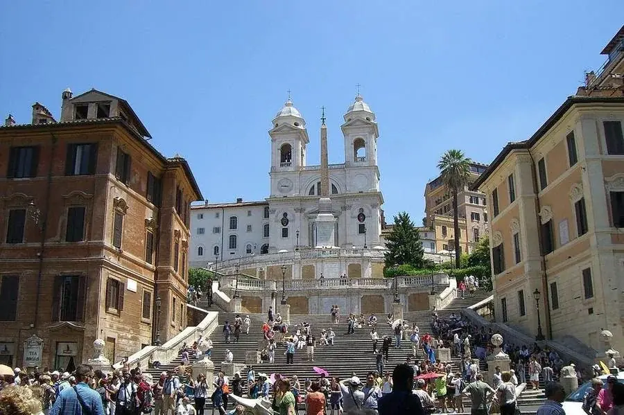 Die Spanische Treppe mit der Kirche Trinità dei Monti