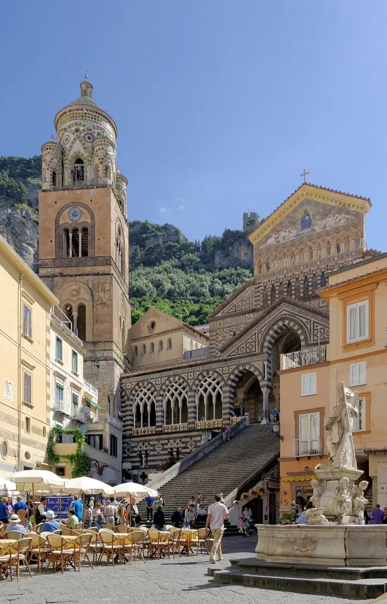 Die Treppe und Fassade des Doms von Amalfi