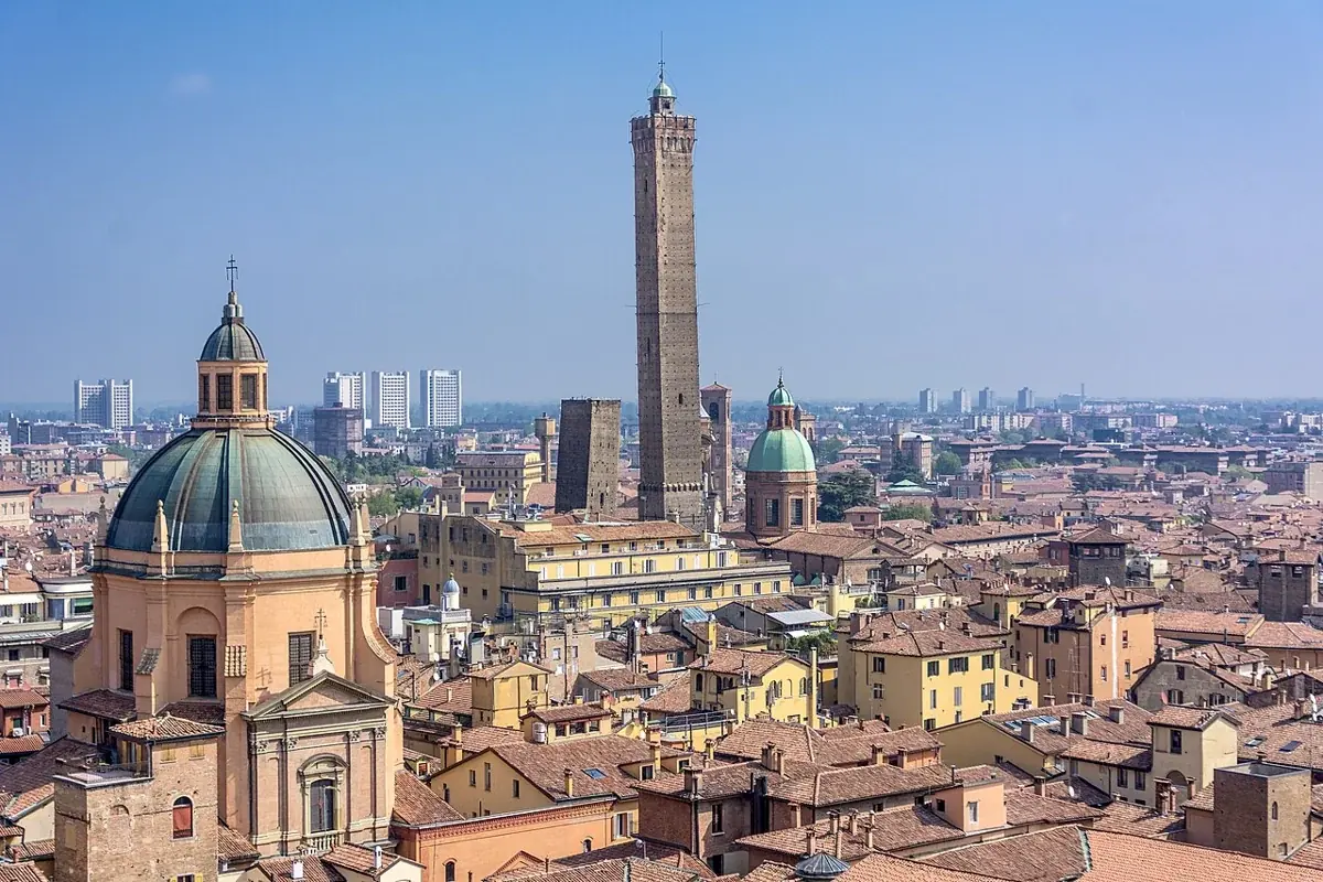 Die Türme von Bologna über den Dächern der Altstadt