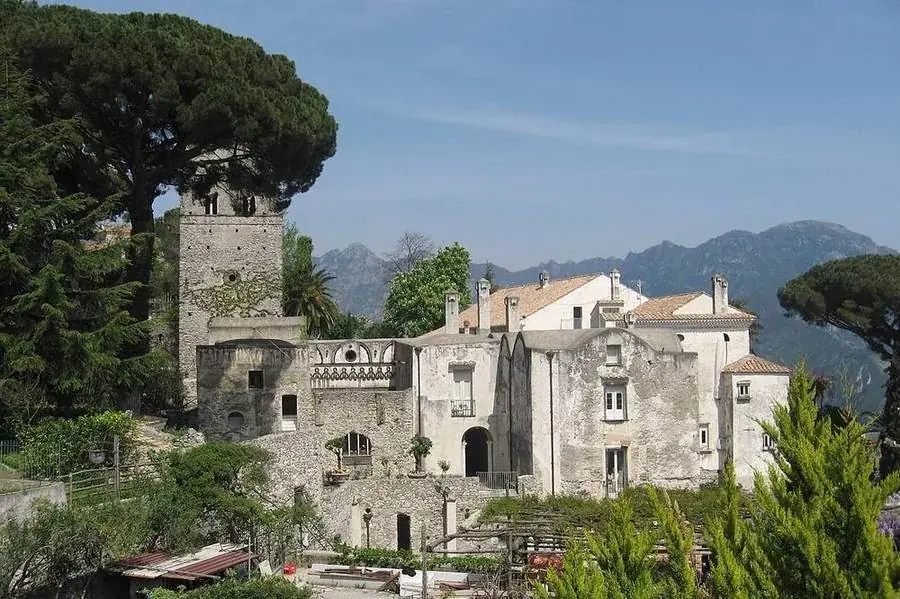 Die Villa Rufolo in Ravello über der Küste