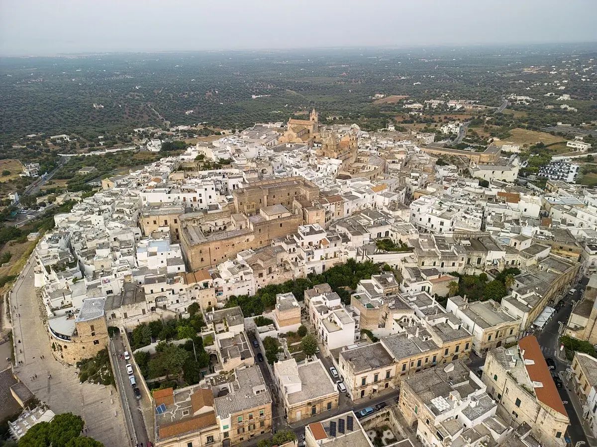 Die weiße Altstadt von Ostuni aus der Luft