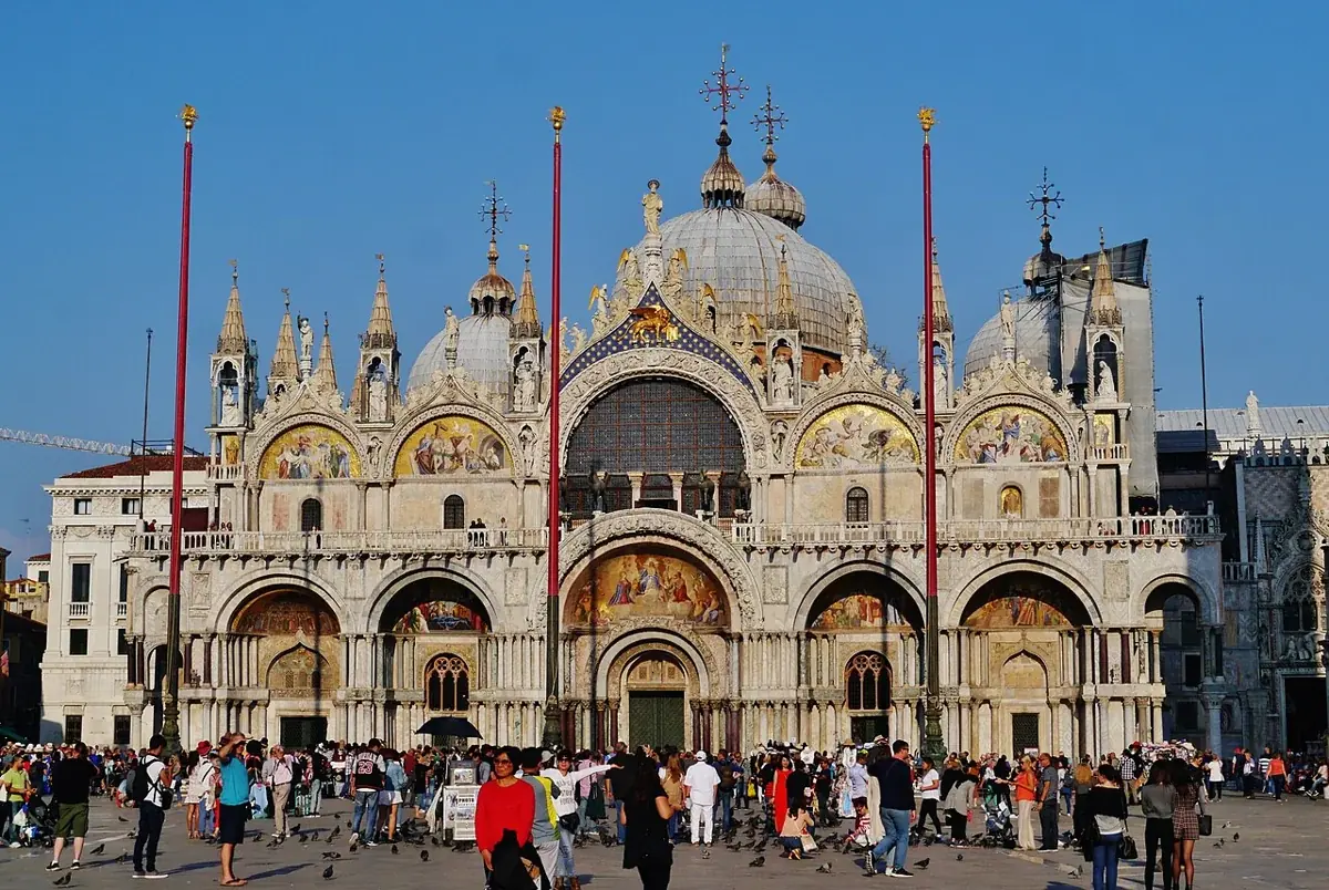 Die Westfassade des Markusdoms in Venedig