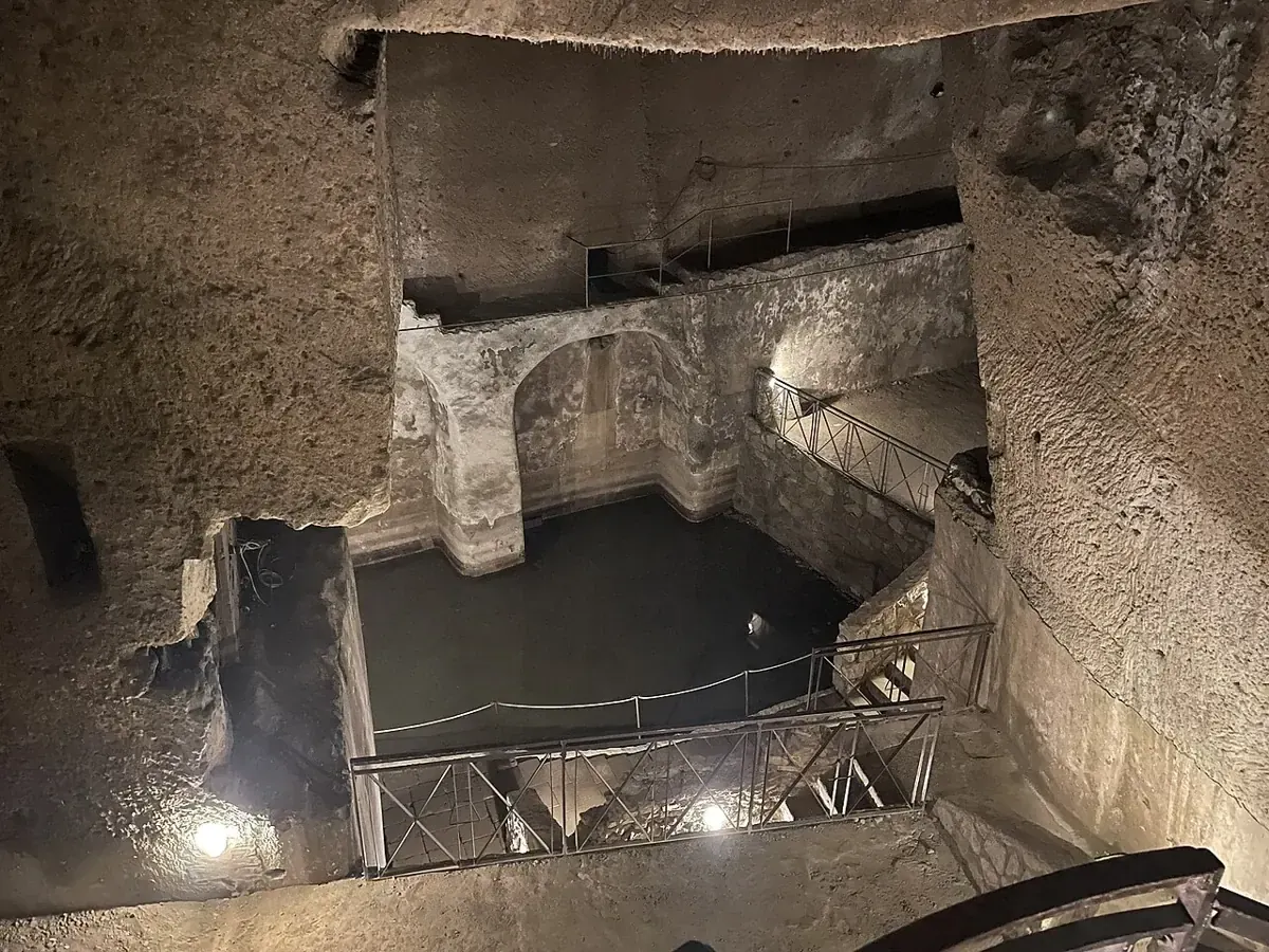Ein beleuchteter unterirdischer Raum von Napoli Sotterranea